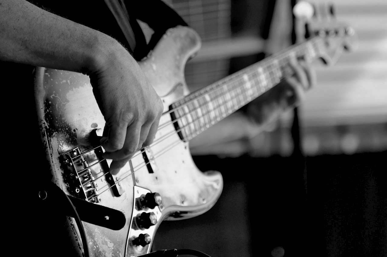 Lou Hank spielt Bass